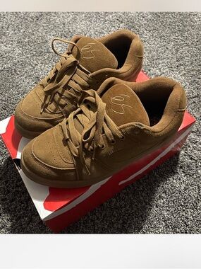 Es Accel og brown men’s